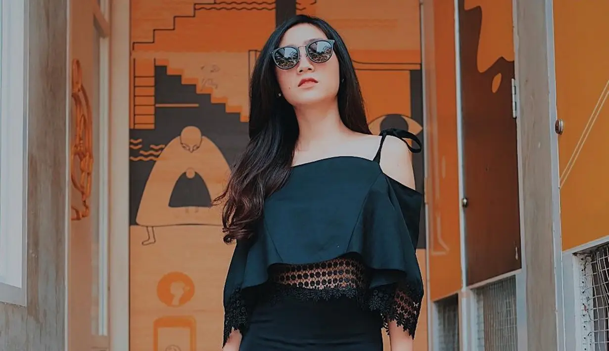 Penampilan mantan personel Blink dengan perpaduan sabrina dan skirt ini serba hitam membuat ia tampil menawan. Kacamata berlensa gelap, membuat ia semakin elegan. (Liputan6.com/IG/@febbyrastanty)