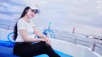 Penyanyi dangdut asal Jawa Timur ini memiliki lagu yang easy listening, tak jarang suara merdunya ada di mana-mana. Tak hanya suara yang enak didengar, paras cantiknya pun membuat kaum adam meleleh. (Liputan6.com/IG/@viviartika)