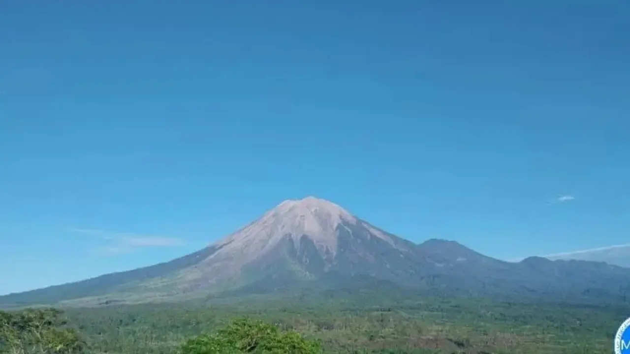 Gunung Semeru di Perbatasan Kabupaten Lumajang dan Kabupaten Malang alami erupsi berskala kecil (Istimewa)