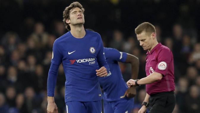 Gelandang Chelsea, Marcos Alonso, tampak kecewa usai ditahan imbang Leicester City pada laga Premier League di Stadion  Stamford Bridge Sabtu (13/1/2018). Kedua tim bermain imbang 0-0. (AP/Matt Dunham)