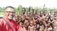 Dari diterpa rasa rindu terhadap orang terkasih, hingga diserang malaria belasan kali, tak bikin Fajri Nurjamil (33) berhenti mengabdi sebagai dokter di pedalaman Papua (Liputan6.com/Rino Abonita)