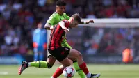 Striker Manchester United Jadon Sancho berusaha merebut bola dari pemain Bournemouth pada pekan ke-37 Liga Inggris (AFP)