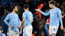 <p>Pemain Manchester City, John Stones, berbincang dengan Bernardo Silva saat melawan Crystal Palace dalam duel pekan ke-17 Liga Inggris 2023/2024 di Stadion Etihad, Sabtu (16/12/2023). Hasil imbang ini menahan posisi Man City di peringkat empat klasemen Liga Inggris dengan 34 poin. (AFP/Paul Ellis)</p>
