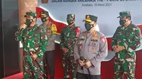 Panglima TNI Marsekal TNI Hadi Tjahjanto bersama dengan Kepala Kepolisian Republik Indonesia (Kapolri) Jenderal Listyo Sigit Prabowo