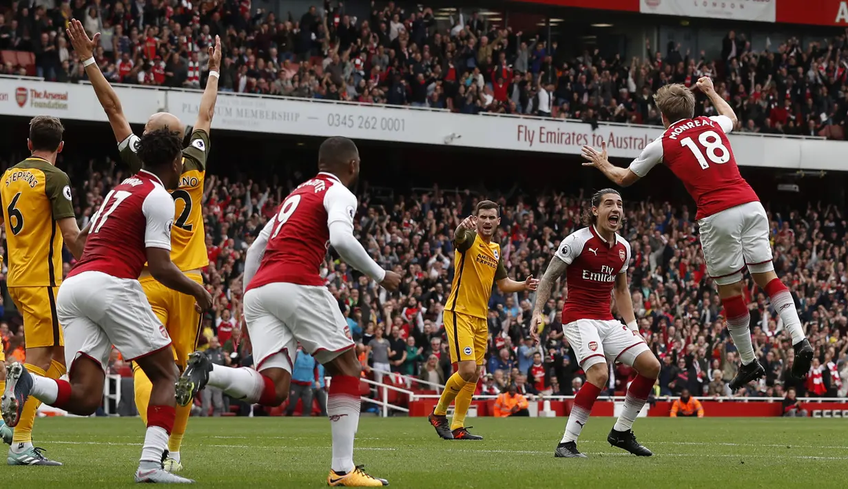 Selebrasi gol pemain Arsenal, Nacho Monreal (kanan) saat melawan Brighton pada lanjutan Premier League di Emirates Stadium, London, (1/10/2017). Arsenal menang 2-0. (AFP/Adrian Dennis)