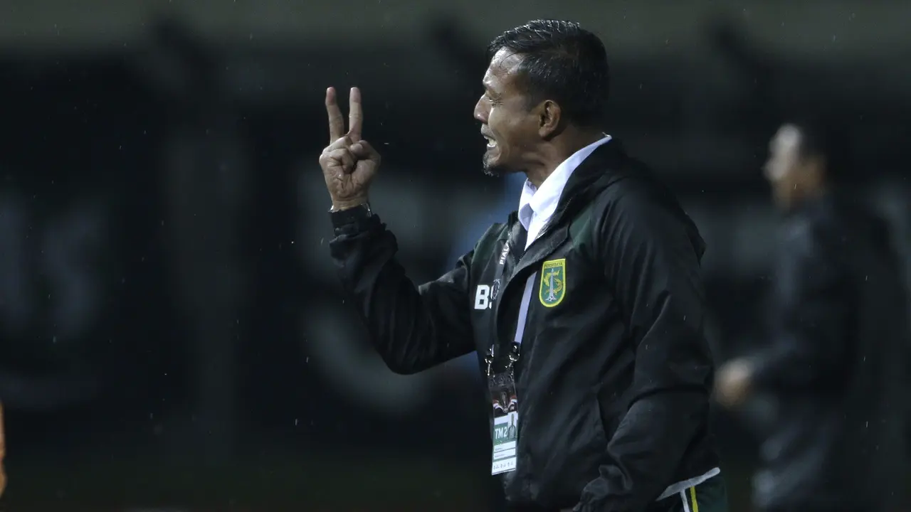 Asisten pelatih Persebaya Surabaya, Bejo Sugiantoro, memberikan instruksi saat melawan Perseru Serui pada laga Piala Presiden 2019. (Bola.com/Yoppy Renato)