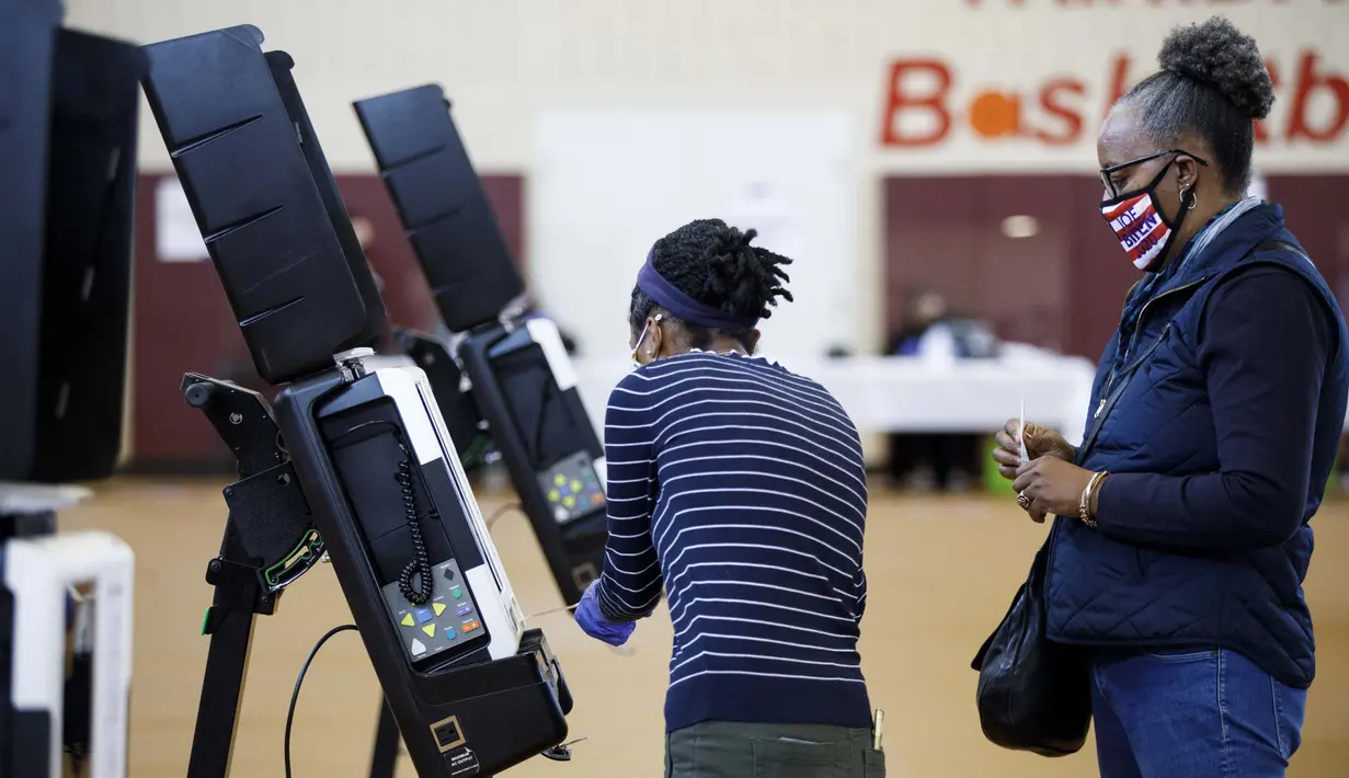 Warga memberikan suara mereka di tempat pemungutan suara di Washington DC, Amerika Serikat (AS), pada 27 Oktober 2020. Pemungutan suara awal (early voting) secara langsung dimulai di Washington DC pada Selasa (27/10) di 32 tempat pemungutan suara. (Xinhua/Ting Shen)