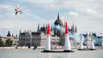 Pilot asal Spanyol, Juan Velarde melakukan manuver pada pesawatnya saat mengikuti Kejuaraan Dunia Red Bull Air Race 2016 di atas Sungai Danube, Budapest, Hongaria (17/7). (Aron Suveg/Red Bull Content Pool)