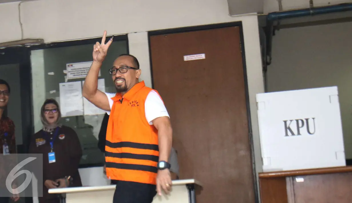 Andi Taufan Tiro berpose usai menggunakan hak suaranya di TPS 19 Kelurahan Karet (khusus), di Gedung KPK, Jakarta, Rabu (15/2). (Liputan6.com/Helmi Affandi)