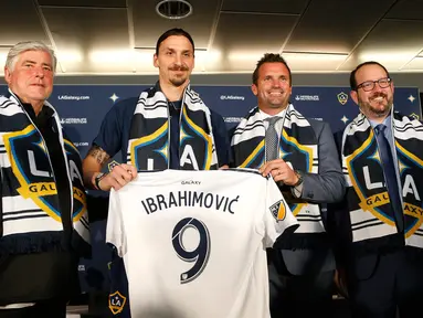 Zlatan Ibrahimovic bersama Presiden LA Galaxy, Chris Klein serta Presiden menunjukkan jersey klub LA Galaxy usai resmi bergabung dalam konferensi pers bersama Major League Soccer (MLS) di StubHub Center, California, Jumat (30/3). (AP/Ringo H.W. Chiu)