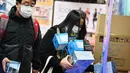 Pelanggan membeli masker dari apotek di daerah Akihabara Tokyo (27/1/2020). Korban dari epidemi virus Corona melonjak pada 27 Januari hingga 80 meninggal dengan ratusan terinfeksi. (AFP Photo/Charly Triballeau)