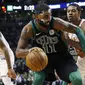 Pebasket Boston Celtics, Kyrie Irving, berusaha melewati pebasket Phoenix Suns, Tyler Ulis, pada laga NBA di Stadion TD Garden, Boston Minggu (3/12/2017). Boston Celtics menang 116-111 atas Phoenix Suns. (AP/Michael Dwyer)