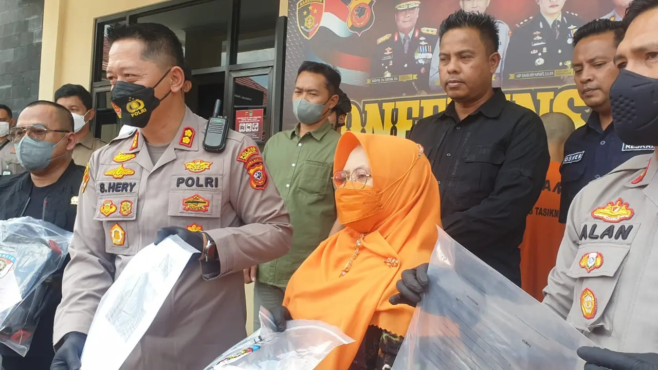 Kapolres Tasikmalaya AKBP Suhardi Heri Haryanto menunjukan barang bukti dalam rilis kasus yang digelar di Mapolres Tasikmalaya. (Liputan6.com/Jayadi Supriadin)