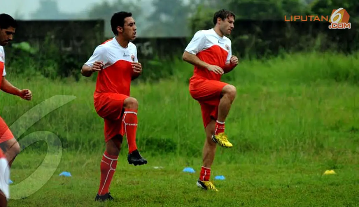 Ivan Bosnjak (kanan) saat melakukan sesi pemanasan jelang latihan bersama Persija Jakarta di POR Sawangan Depok Jawa Barat pada 24 Januari 2014 (Liputan6.com/Helmi Fithriansyah).