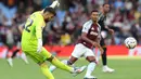 Kiper Arsenal, David Raya membuang bola saat laga lanjutan Liga Inggris 2024/2025 melawan Aston Villa di Villa Park, Birmingham, Inggris, Sabtu (24/08/2024) malam WIB. (AFP/Adrian Dennis)