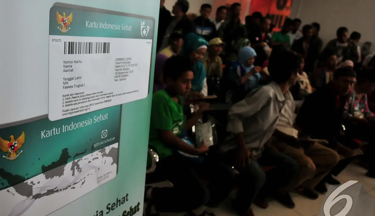 Warga mengantre untuk mendapatkan Kartu Indonesia Sehat (KIS), Kartu Indonesia Pintar (KIP), dan Kartu Keluarga Sejahtera (KKS) di Kantor Pos Fatmawati, Jakarta, Senin (3/11/2014). (Liputan6.com/Johan Tallo)