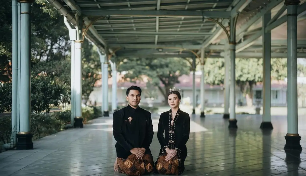 Sedangkan di momen Preweddingnya, Aaliyah Massaid tampil serasi dengan Thariq Halilintar dibalut busana klasik adat Jawa. Sebuah kebaya kutu baru dari bahan beludru hitam membalut tubuh Aaliyah Massaid dengan amat apik. Berbagai payet di bagian kerah yang memanjang ke bawah mempermanis penampilannya yang khas pengantin ini. [Instagram/aaliyah.massaid]