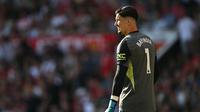 Kiper MU Altay Bayindir pada laga kontra Arsenal di ajang Liga Inggris 2025/2026. (Paul ELLIS / AFP)