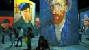<p>Pengunjung menjelajahi Beyond Van Gogh, pameran virtual lukisan Vincent Van Gogh di Lima, Peru, 4 Maret 2022. (AP Photo/Martin Mejia)</p>