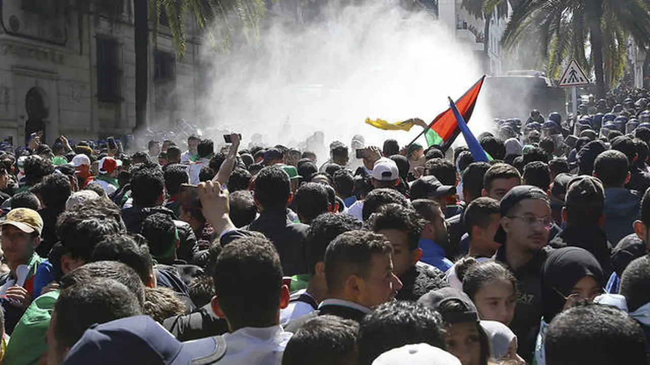 Demo menuntut Presiden Aljazair, Abdelaziz Bouteflika mundur dari jabatannya. (AP)