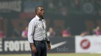 Pelatih Persipura, Wanderley Junior saat memimpin timnya melawan Persija Jakarta pada lanjutan Liga 1 2017 di Stadion Patriot, Bekasi, Sabtu (08/7/2017). (Bola.com/Nicklas Hanoatubun)