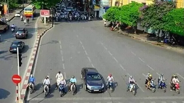 6 Kelakuan Pengendara di Marka Lampu Merah Ini Nyeleneh