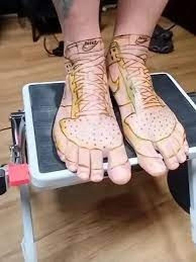 6 Tato Bentuk Sepatu di Kaki Ini Nyeleneh, Enggak Habis Pikir
