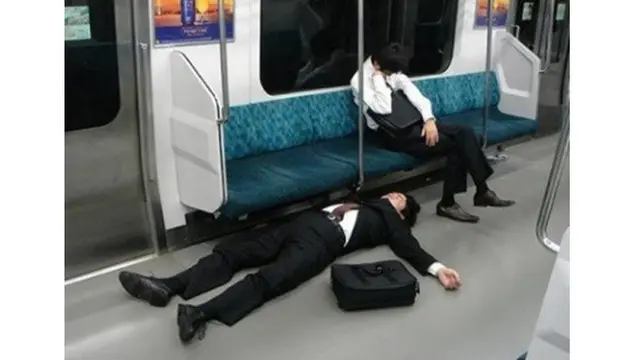 Tidur Posisi Nyeleneh (Sumber: Brainberries)