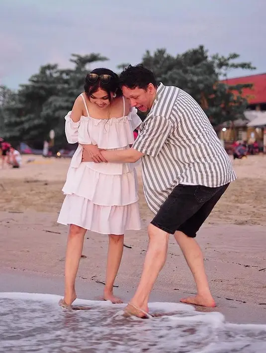 Mengunggah foto bersama di pantai, kebahagiaan Rina Nose dan suami pun menular kepada siapa saja yang melihatnya.  [Foto: Instagram/rinanose16]