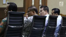 Tersangka kasus dugaan korupsi e-KTP, Markus Nari (kedua kiri) saat menjadi saksi pada sidang lanjutan dugaan korupsi E-KTP  dengan terdakwa Irvanto H Pambudi dan Made Oka Masagung di Pengadilan Tipikor, Jakarta, (25/9). (Liputan6.com/Helmi Fithriansyah)