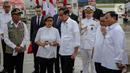 Presiden Joko Widodo berbincang dengan Menlu Retno Marsudi saat melepas bantuan tahap tiga untuk penanganan gempa di Turki dan Suriah di di Base Ops Lanud Halim Perdana Kusuma, Jakarta, Selasa (21/2/2023). Bantuan Logistik dari Pemerintah Indonesia dibawa menggunakan pesawat ke Turki dan dua pesawat ke Suriah. Bantuan akan langsung diberikan kepada pemerintah negara tersebut. (Liputan6.com/Faizal Fanani)