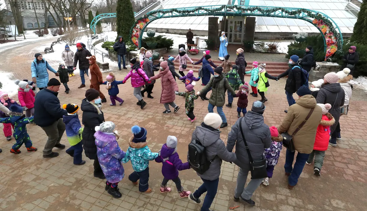 Warga bersenang-senang dalam sebuah pertunjukan untuk menyambut Tahun Baru mendatang di sebuah taman di Minsk, Belarus, pada 27 Desember 2020. (Xinhua/Henadz Zhinkov)
