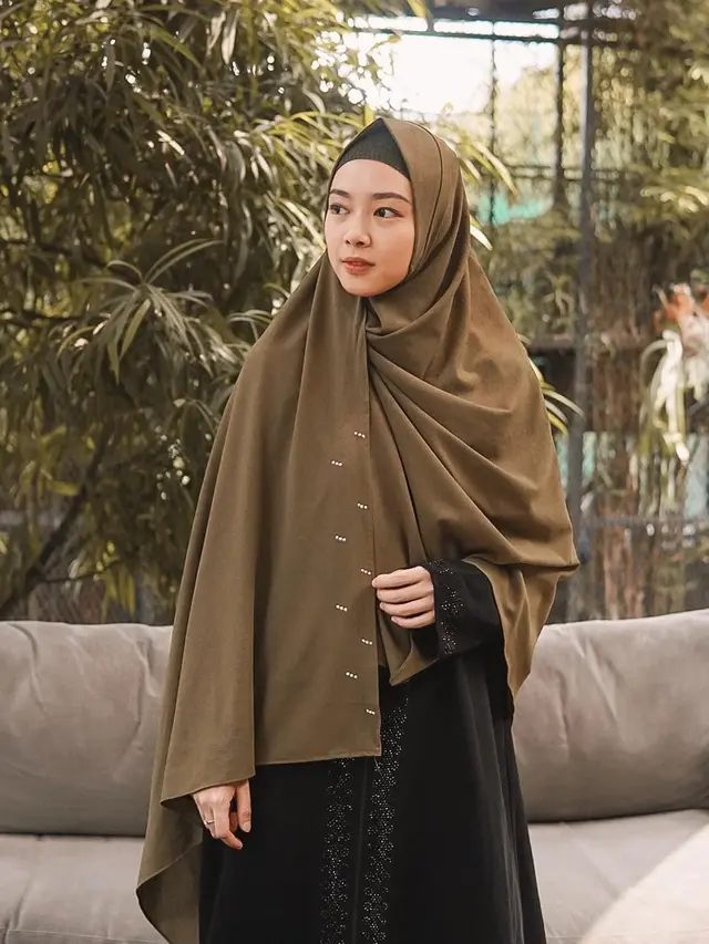 6 Outfit Gamis ala Lindswell Kwok, Inspirasi Gaya Muslimah Modis Tetap Syar'i