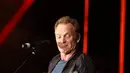 Kolaborasi apik Sting bersama Chirs Botti membuat penonton makin riuh dengan tepuk tangan. (Andy Masela/Bintang.com)