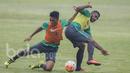 Bek Madura United, Rizky Dwi Febriyanto, berebut bola dengan striker Persipura Jayapura, Marianus Wanewar, saat seleksi Timnas Indonesia U-22 di Lapangan SPH Karawaci, Banten, Kamis (23/2/2017). (Bola.com/Vitalis Yogi Trisna)