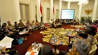 Suasana rapat di Istana Bogor antara Presiden Joko Widodo dengan Menteri Kabinet Kerja, Jawa Barat, Senin (16/2/2015). Rapat tersebut membahas tiga bulan kinerja Kabinet Kerja Jokowi(Liputan6.com/Faizal Fanani)