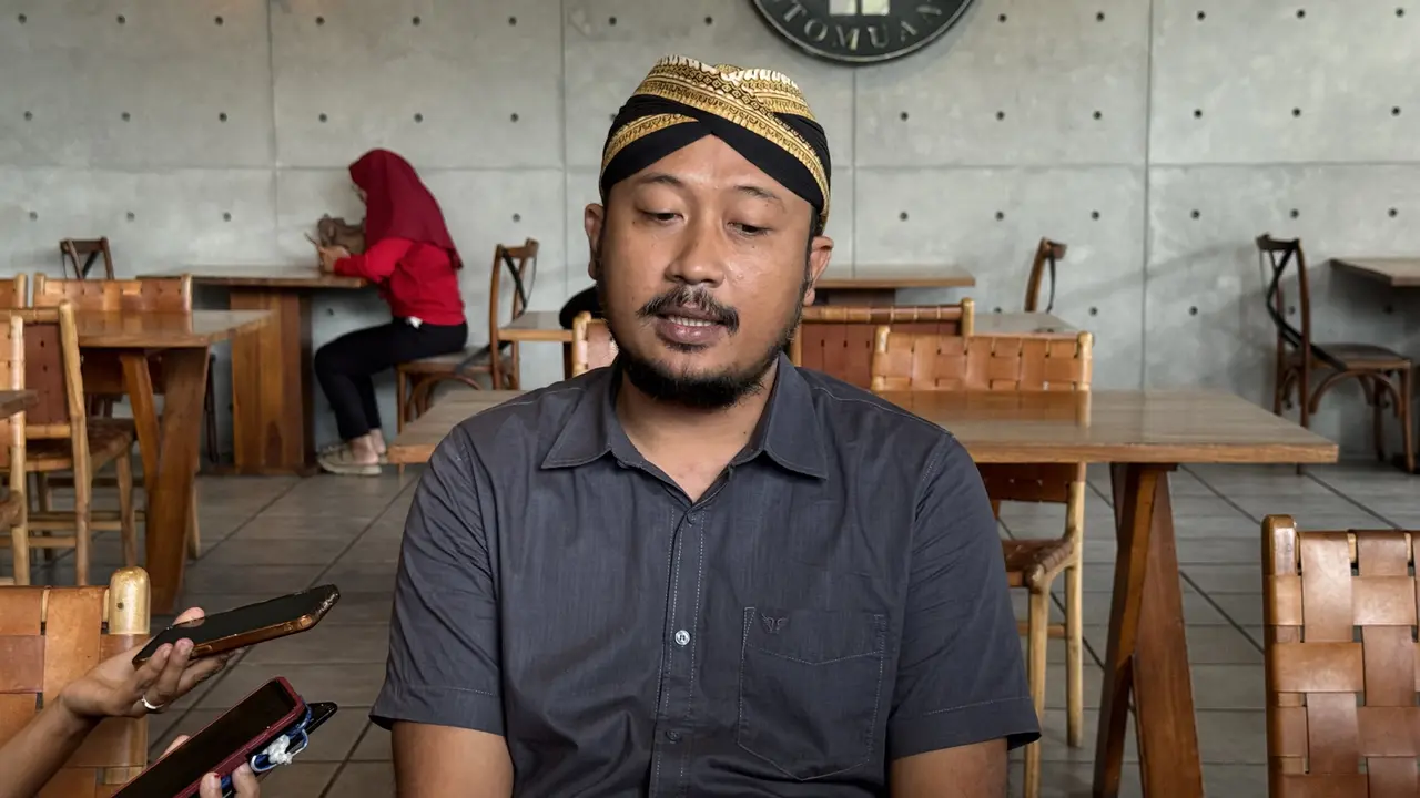 Putra tertua mendiang Sinuhun Pakubuwono XIII (PB XIII), Kanjeng Gusti Pangeran Haryo (KGPH) Hangabehi