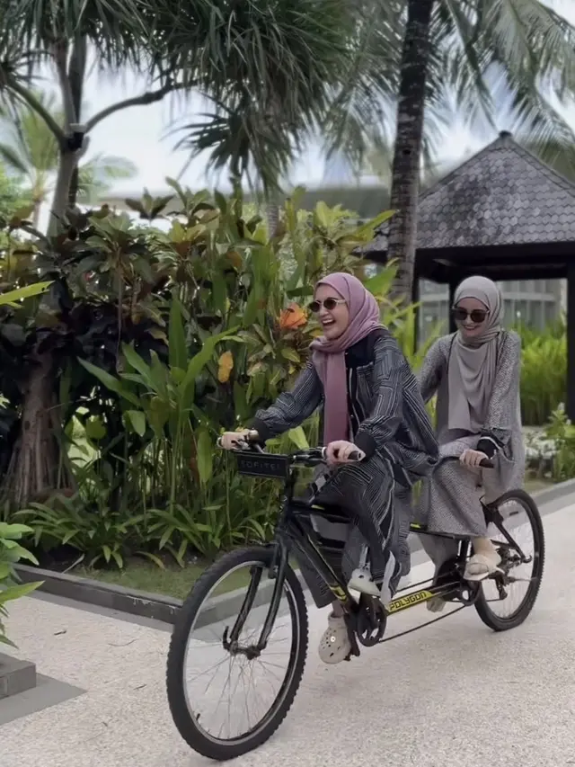 Zaskia dan Shireen Sungkar saat Liburan di Bali. [@shireensungkar]