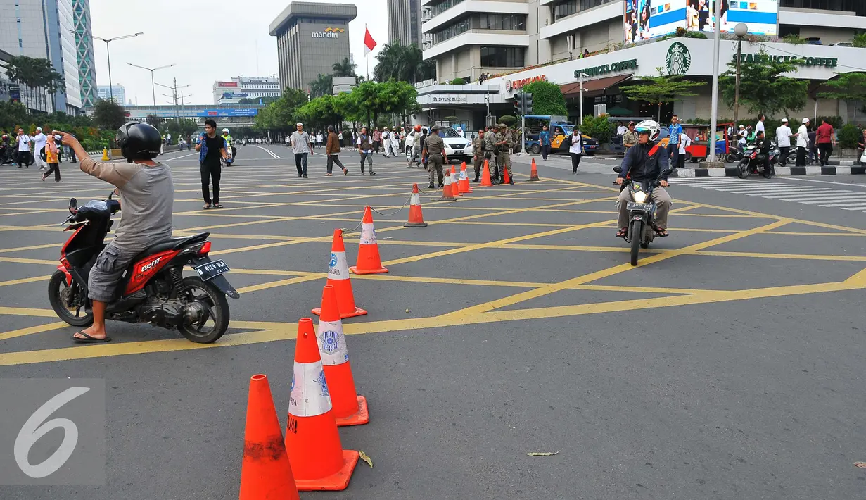Pengendara motor mencari jalan saat dilakukan pengalihan arus di kawasan Sarinah, Jakarta, Jumat (4/11). Pengalihan arus lalu lintas ini disebabkan karena beberapa titik jalan tidak bisa digunakan akibat dipadati aksi massa. (Liputan6.com/Angga Yuniar)
