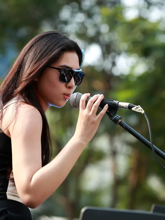 Penampilan menyanyi dan memainkan piano dari penyanyi berusia 22 tahun ini selama kurang lebih 30 menit menjadi penutup akhir minggu yang sangat manis bagi para penonton. (Deki Prayoga/Bintang.com)