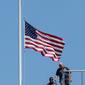 Petugas seusai menurunkan bendera setengah tiang di Gedung Putih, Washington DC, sebagai tanda berduka atas penembakan brutal klub gay Pulse di Kota Orlando, Florida, Amerika Serikat (AS), Minggu (12/6). (AFP PHOTO/Yuri GRIPAS)
