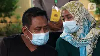 Supeno Hendri Kiswanto (kiri), ayah dari Okky Bisma korban kecelakaan pesawat Sriwijaya Air SJ 182, saat mengurus pengambilan jenazah Okky Bisma di Posko Ante Mortem, RS Bhayangkara RS Sukanto, Jakarta, Rabu (13/1/2021). Jenazah akan diambil pada Kamis (14/1). (Liputan6.com/Helmi Fithriansyah)