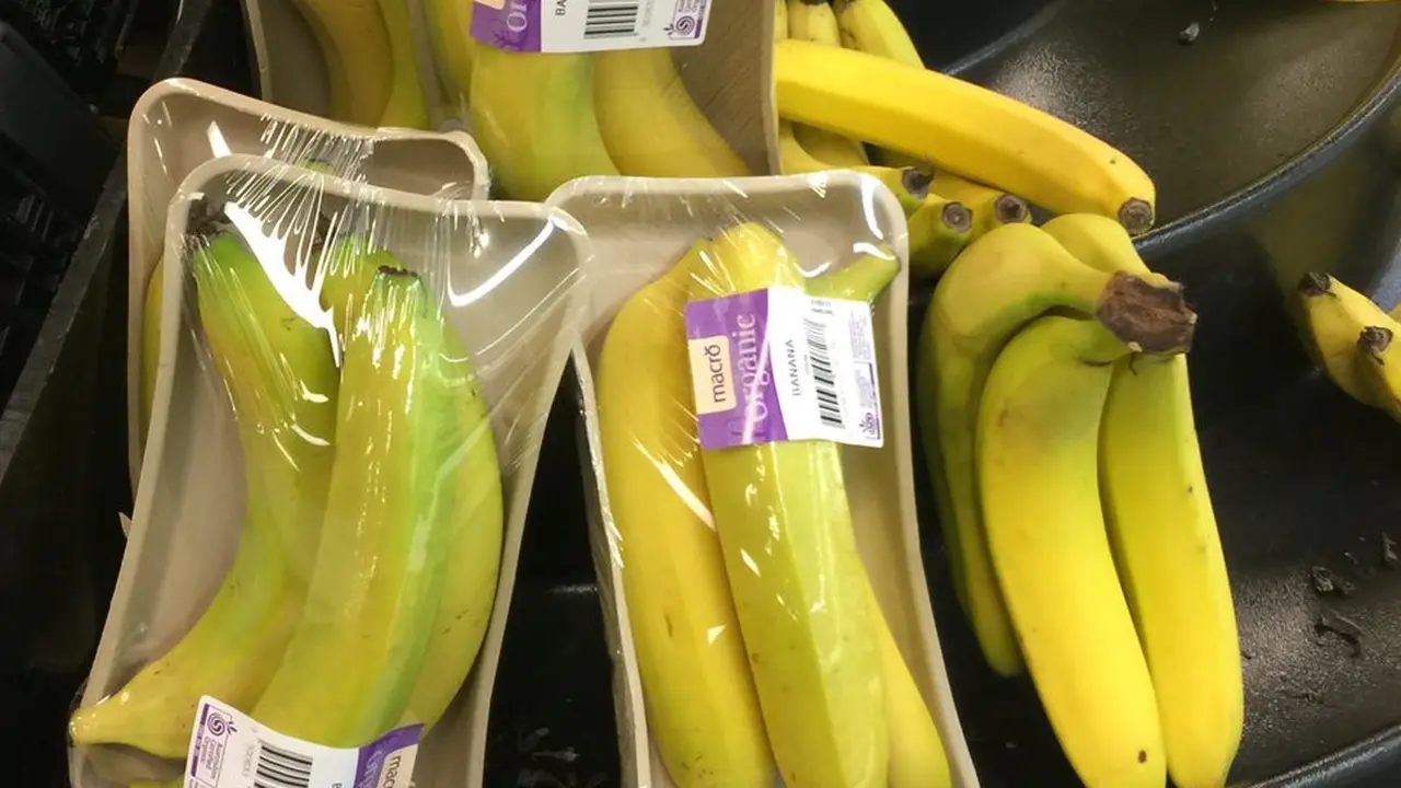 Pisang yang dibungkus kemasan plastik di jaringan supermarket Woolworths (JaniceWillem/Twitter/AP)