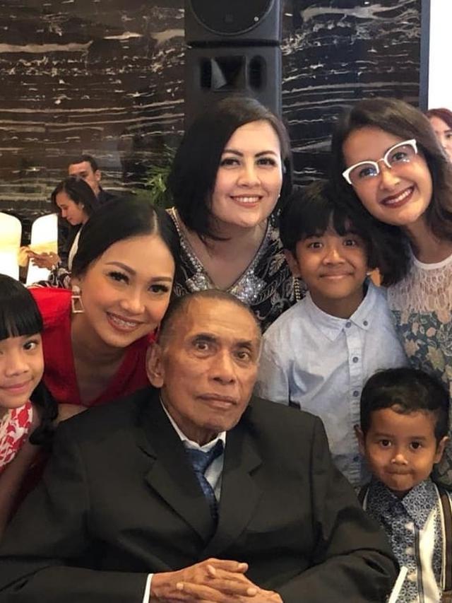 Chris Pattikawa bersama personel Be3. (Foto: Dok. Instagram @widimulia)