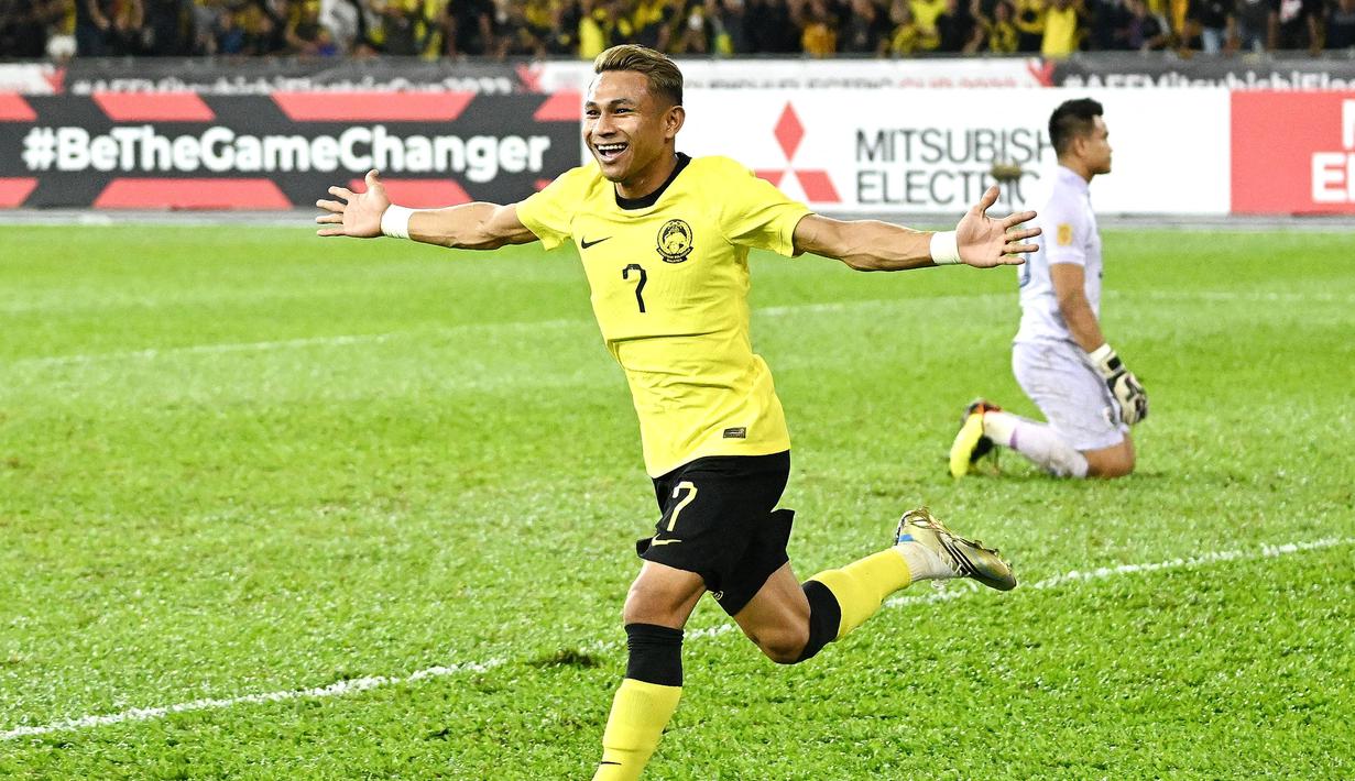 Faisal Halim berhasil menjadi pencetak gol terbanyak kedua di Piala AFF 2022. Penyerang Timnas Malaysia tersebut berhasil mencetak 4 gol pada ajang tersebut. Faisal Halim berhasil mencetak 3 gol saat fase gugur, yaitu saat melawan Myanmar (1) dan Laos (2). Sementara satu gol sisasnya dicetak saat leg pertama partai semifinal melawan Thailand. (AFP/Mohd Rasfan)
