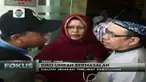 Calon jemaah haji, yang didominasi oleh kaum ibu menggeruduk kantor "First Travel" di Depok, Jawa Barat.