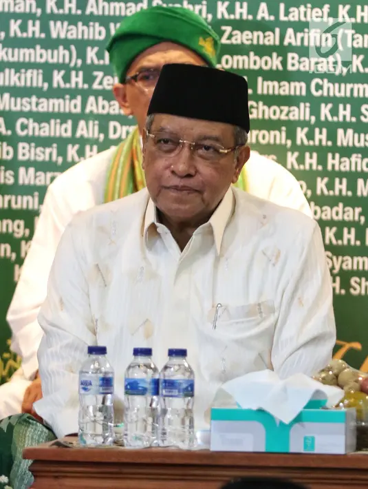 Ketua Umum Pengurus Besar Nahdlatul Ulama (PBNU) Said Aqil Siradj mengikuti Haul Para Pejuang NU di halaman gedung PBNU, Jakarta, Rabu (10/4/2019). Kegiatan tersebut digelar untuk menghormati jasa-jasa para pejuang NU yang telah meninggal ataupun masih hidup. (Liputan6.com/Johan Tallo)