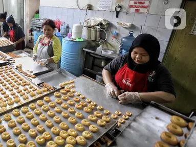 Pekerja memilah kue kering di Toko Roti Gelora, Jatinegara, Jakarta, Sabtu (15/2/2025). (Liputan6.com/Angga Yuniar)