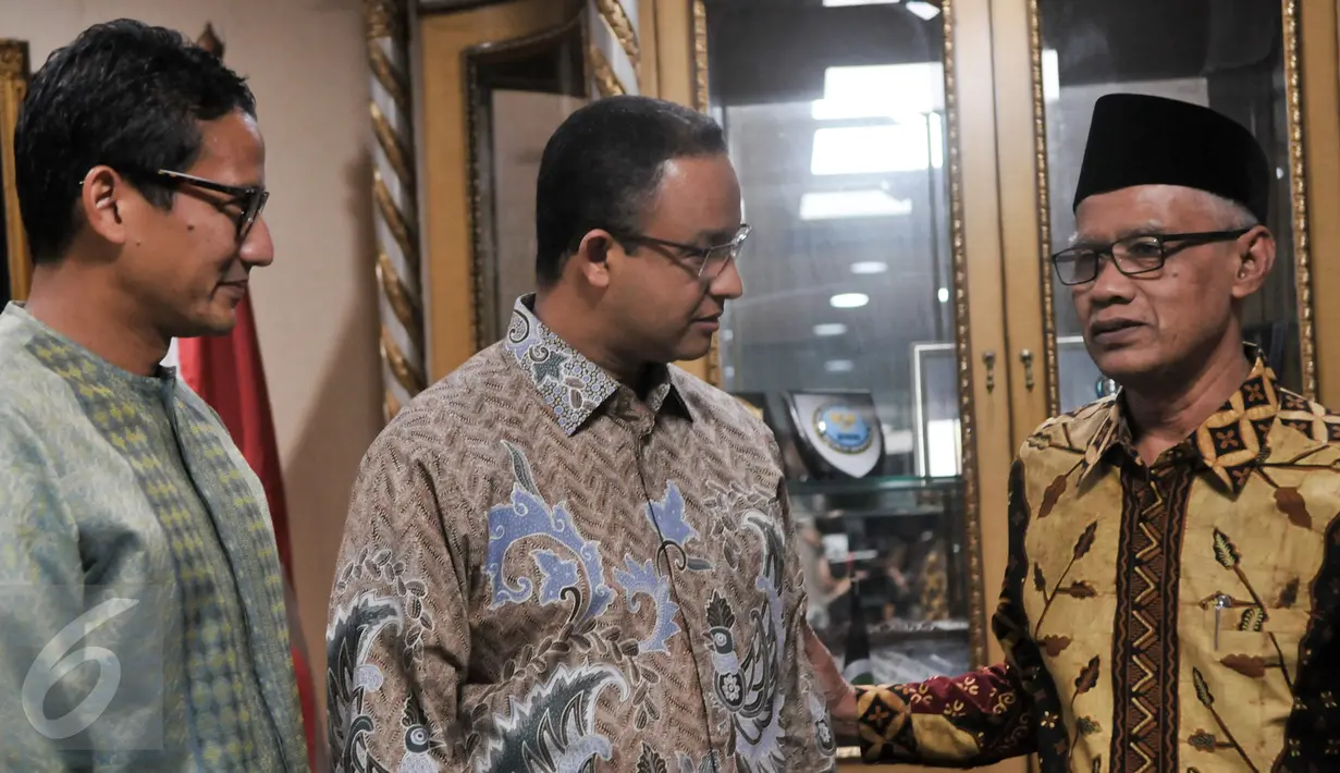 Calon Gubernur DKI Jakarta, Anies Baswedan dan Sandiaga Uno berbincang dengan Ketua Umum PP Muhamadiyah Haedar Nasir di kantor Pusat Dakwah Muhammadiyah, Jakarta, Senin (17/10). (Liputan6.com/Yoppy Renato)