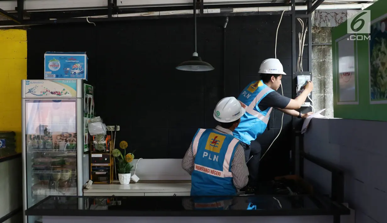 Petugas PLN melakukan penyambungan penambahan daya listrik di Jakarta, Rabu (21/6). Menyambut lebaran, PLN memberikan bebas biaya penyambungan untuk rumah ibadah dan potongan 50 persen untuk pengguna selain rumah ibadah. (Liputan6.com/Immanuel Antonius)